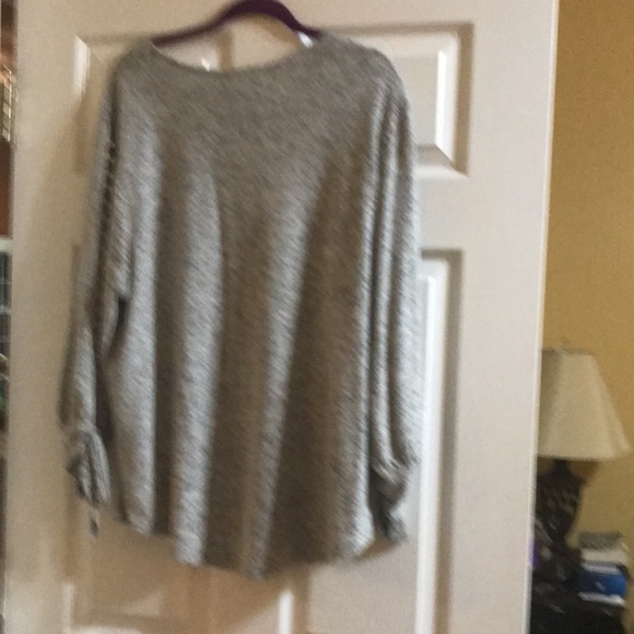 Danielle gray sweater with pearls on the sleeves size 2XL.excellent condition. - Picture 4 of 6